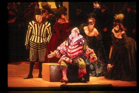 Stephan Pyatnichko (Rigoletto), Chorus, Rigoletto, Giuseppe Verdi. San Francisco Opera, 2001-02. Photographer: Ken Friedman/San Francisco Opera.