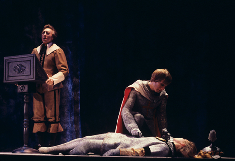 Ken Remo (Testo), William Mallory (Tancredi), Kathryn Bouleyn (Clorinda), Il Combattimento di Tancredi e Clorinda, Claudio Monteverdi. San Francisco Opera/SPOT, 1977. Photographer: Ron Scherl/San Francisco Opera.