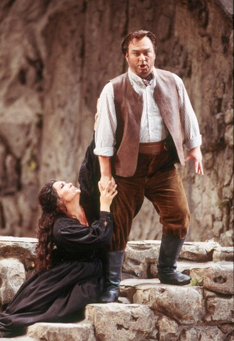 Andrea Gruber (Santuzza), Antonio Nagore (Turiddu), Cavalleria Rusticana, Pietro Mascagni. San Francisco Opera, 2003-04. Photographer: Larry Merkle/San Francisco Opera.