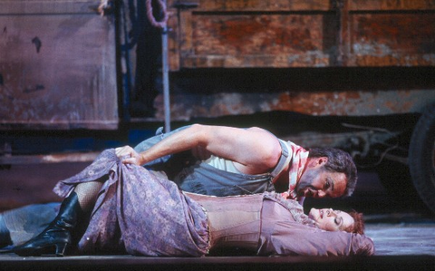 Anthony Michaels-Moore (Tonio), Catherine Naglestad (Nedda), Pagliacci, Ruggero Leoncavallo. San Francisco Opera, 2003-04. Photographer: Ken Friedman/San Francisco Opera.