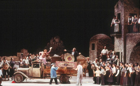 Jon Frederic West (Canio), Anthony Michaels-Moore (Tonio), Ensemble, Pagliacci, Ruggero Leoncavallo. San Francisco Opera, 2003-04. Photographer: Ken Friedman/San Francisco Opera.