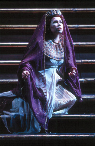 Larissa Diadkova (Amneris), Aida, Giuseppe Verdi. San Francisco Opera, 2000-01. Photographer: Ken Friedman/San Francisco Opera.