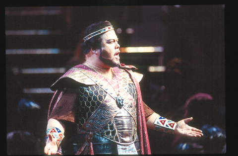 Richard Margison (Radames), Aida, Giuseppe Verdi. San Francisco Opera, 2000-01. Photographer: Larry Merkle/San Francisco Opera .