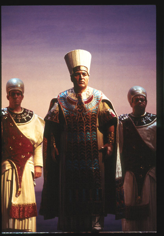 Paata Burchuladze (Ramfis), Supernumeraries, Aida, Giuseppe Verdi. San Francisco Opera, 2000-01. Photographer: Larry Merkle/San Francisco Opera.