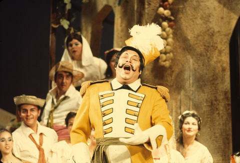 L'Elisir d'Amore, Gaetano Donizetti. San Francisco Opera, 1969. Photographer: Unknown/San Francisco Opera.