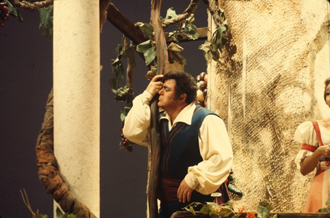 L'Elisir d'Amore, Gaetano Donizetti. San Francisco Opera, 1969. Photographer: Unknown/San Francisco Opera.