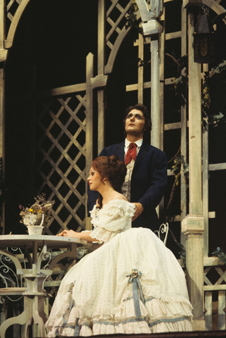 Leigh Munro (Magda), Barry McCauley (Ruggero), La Rondine, Giacomo Puccini. San Francisco Opera/SPOT, 1978. Photographer: Caroline Crawford/San Francisco Opera.