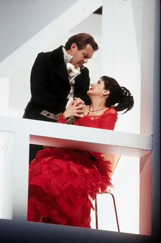 Yann Beuron (Count Almaviva), Helene Schneiderman (Rosina), Il Barbiere di Siviglia, Gioachino Rossini. San Francisco Opera, 2003-04. Photographer: Ken Friedman/San Francisco Opera.